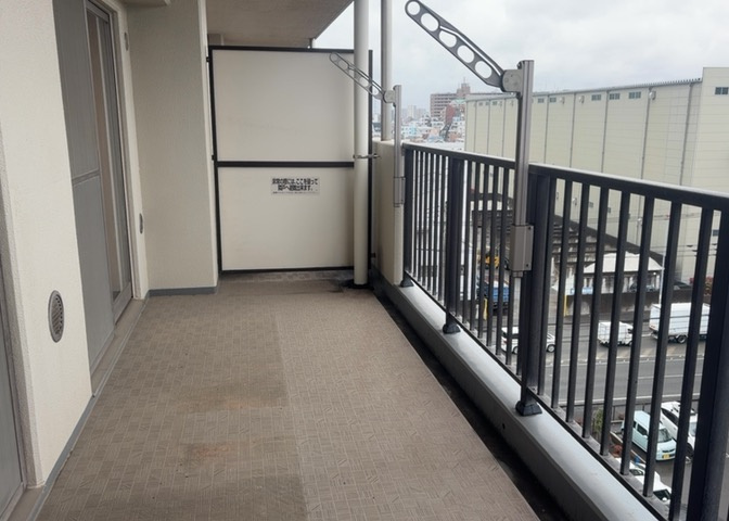 バルコニーは、室外の専用スペースのうち、「屋根がなく開放された空間」であるものを指します。ベランダより広いタイプのものが多く、日当たりもよいため家庭菜園などを楽しみたい人にとって適した環境となります。