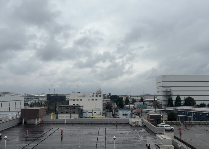 眺望の良さを楽しめるダイニングキッチンで家族団らんの時間を過ごしてはいかがでしょうか。バルコニーから見える景色を家族で眺める時間は、時間が経つのを忘れてしまいそうですね。是非、現地を見に行きましょう！