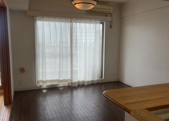 直線タイプはLとDKを一直線に並べた形で対面キッチンのタイプです。一般的なのでよく見かけるかもしれません。直線タイプに似た直接アイランドタイプは、キッチンとダイニングの間に壁がない分広く感じられます。
