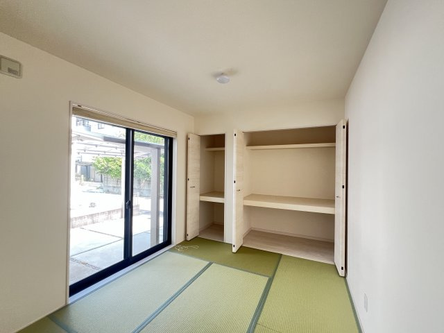 畳の上でゆっくりとくつろげる和室です