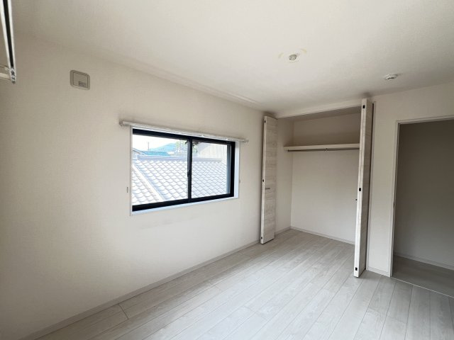ゆったりした洋室です　収納付き
