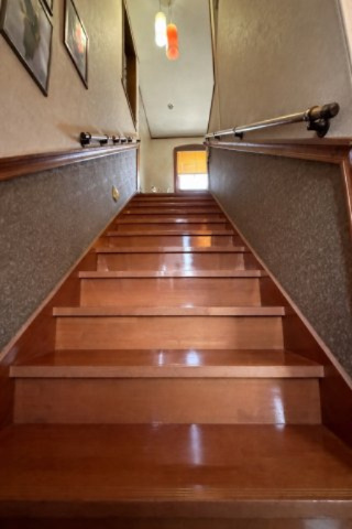 階段　手摺付きで安心です　　※掲載写真は一部加工を施しております　