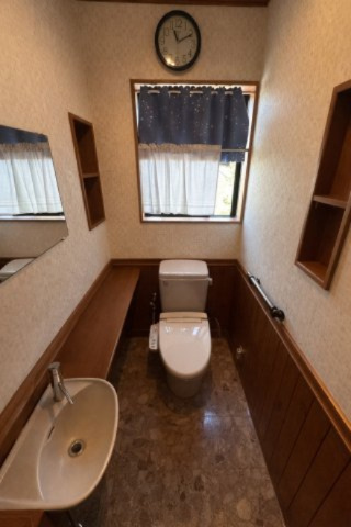 便利な洗面・鏡つきのトイレです　　※掲載写真は一部加工を施しております　