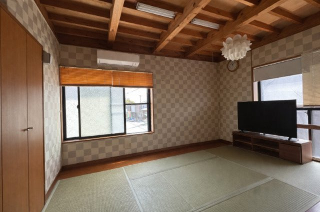 和室6.4帖　梁天井で天井高く広々　　※掲載写真は一部加工を施しております