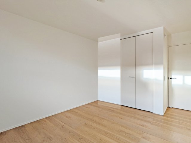 2階6.5帖洋室。バルコニーに面した明るいお部屋です。クローゼット完備！