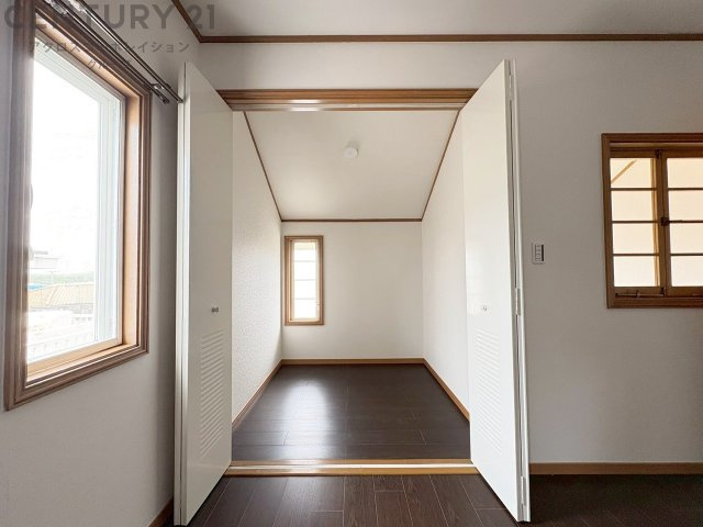 収納力が高く洋服や小物を整理しやすく、更衣室のように使え、部屋がすっきり保てます。収納の配置を自由に調整でき、換気性が良く防湿・防虫対策も可能。快適で機能的な生活空間を実現できます♪　