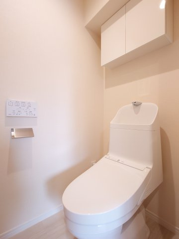 【新品】トイレ交換（収納棚・温水洗浄便座付き）、とても綺麗で清潔感があります♪