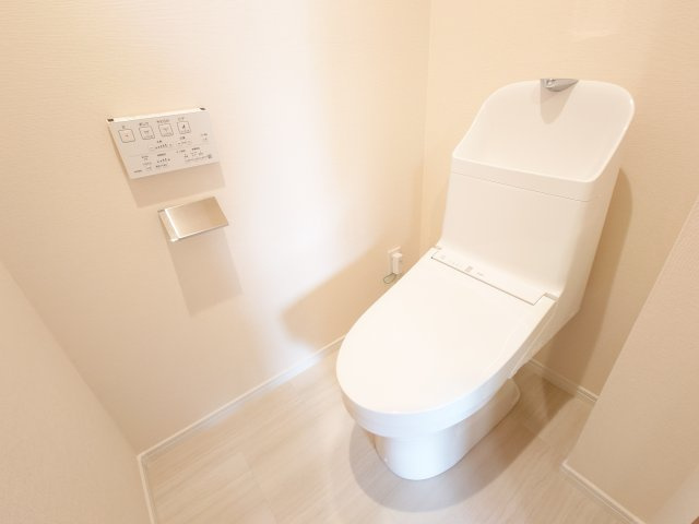 【新品】トイレ交換（収納棚・温水洗浄便座付き）、とても綺麗で清潔感があります♪