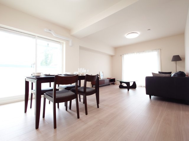 【リノベーション仕様】明るい角住戸！お洒落なデザインが素敵なリビングです♪