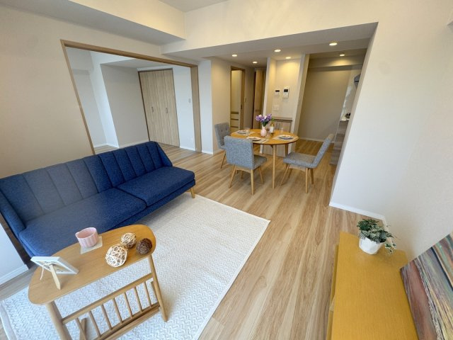 やさしい陽光と木目が調和する、家族がくつろげる明るいリビング。