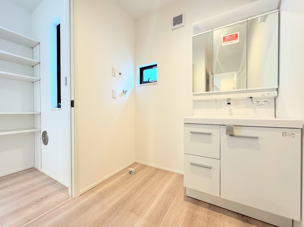 【 北野川新築戸建て の独立洗面台】