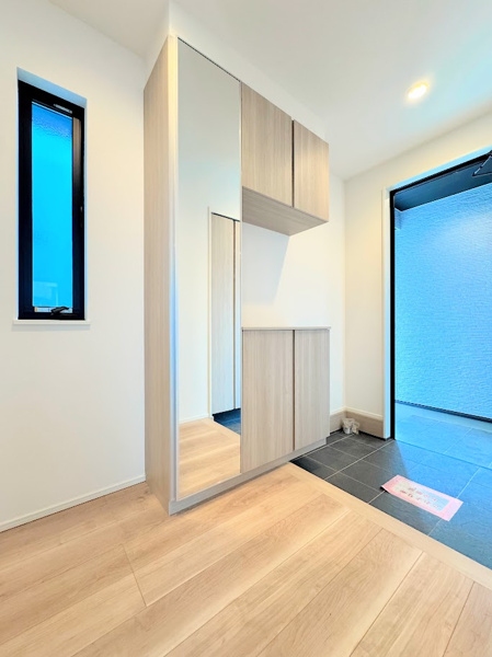 【 北野川新築戸建て の玄関】
