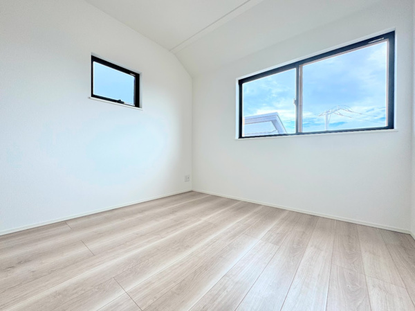 【 北野川新築戸建て の洋室】