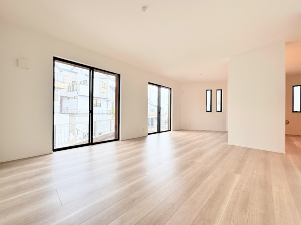 【 北野川新築戸建て の居間】