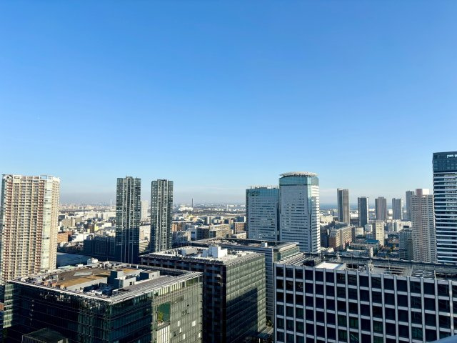 手を伸ばせば、ふれることが出来そうな環境が、そのままインテリアになったような印象です。その豊かな眺望にふさわしい空間には、通風・採光にも優れ、心地よい光と風があふれています