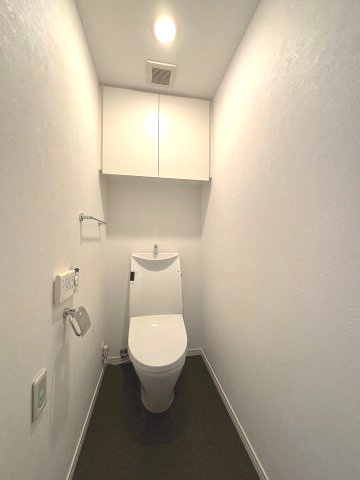 【トイレ】　収納スペースをしっかりと確保した温水洗浄便座機能付きトイレ。温水洗浄便座は清潔にお使いいただくための大切なアイテムです。