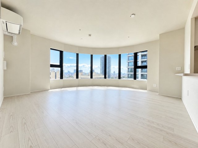 【リビングダイニング】約20.8帖のLDK！角住戸につき、円形のコーナーサッシから暖かな陽が差し込みます◎