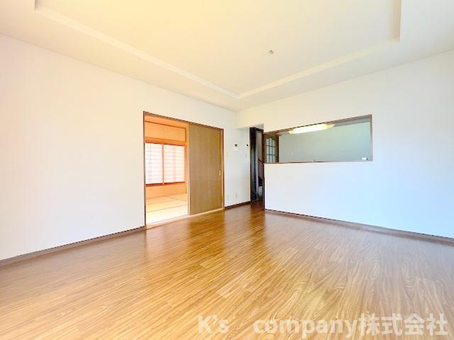 リビングにいるご家族を感じながらお料理ができる対面キッチンが正面に見えます☆