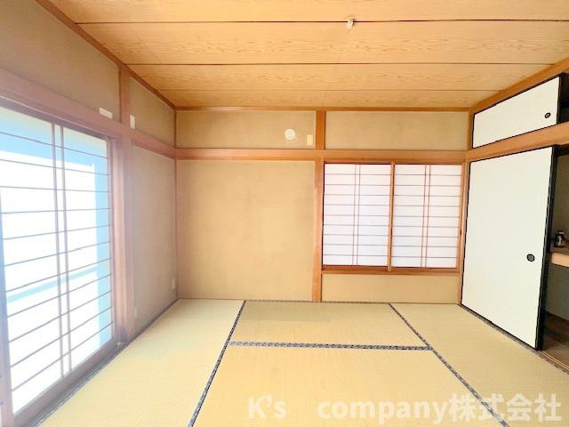 和室6帖◇和室の大きな窓には電動シャッターが備わっています◇