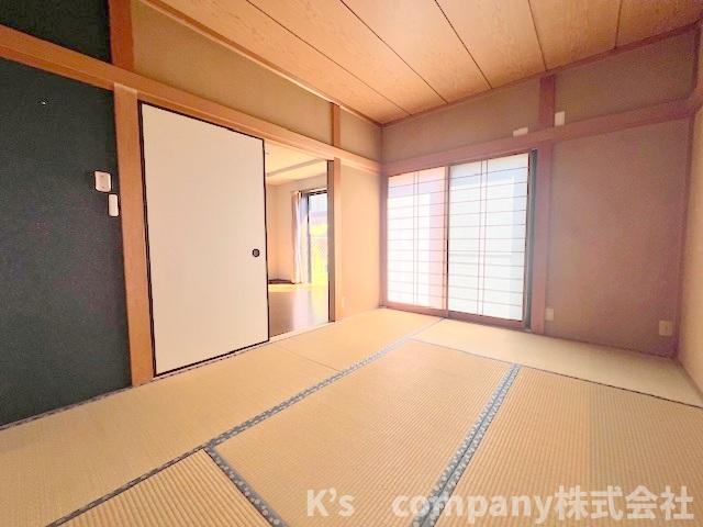 和室の引き戸を開けてお使いいただくとリビングとのつながりを感じられリビングが広く感じられます♪