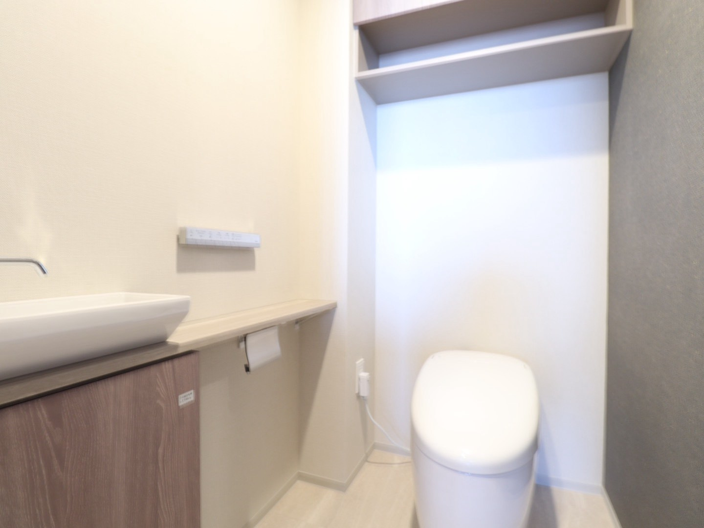 タンクレス、手洗い付きのスタイリッシュなトイレです※ウォシュレットアップグレード