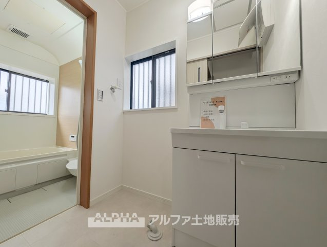 【Wash　Basin】◆新品洗面台◆リフォームで洗面台を新品交換。朝の身支度や帰宅後の手洗いなど、毎日の生活に欠かせない水回りを気持ちよく使えます。