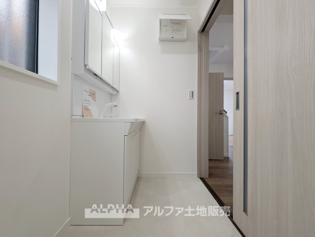【Powder　Room】◆身支度をスムーズに◆洗髪洗面化粧台を備えた洗面スペース。洗面台は新品交換予定で、新しい設備とともに新生活を始められます。
