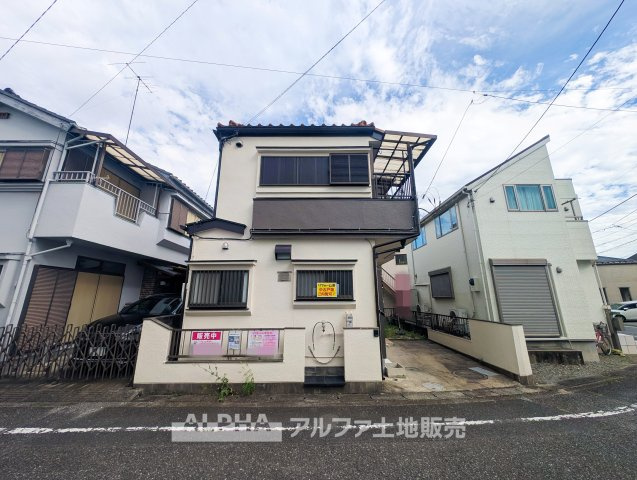 【Comfortable　Home】◆並列駐車1台◆西側約6m公道に面した戸建住宅。敷地内には並列1台分の駐車スペースが確保されています。
