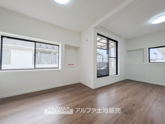 【Bright　Living】◆家族が集う空間◆約11帖のLDKは、食事や団らんなど毎日の暮らしの中心に。家族の会話が自然と生まれる、心地よい住空間です。