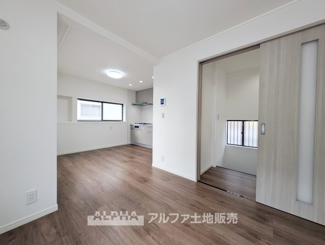 【Comfortable　Living】◆暮らしに馴染むLDK◆ダイニングとリビングを一体的に使える約11帖の空間。家具の配置を考えながら、自分らしい住空間づくりを楽しめます。