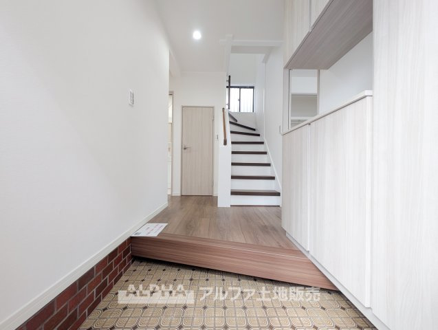 【Entrance】◆住まいの第一印象◆毎日の外出や帰宅を迎えてくれる玄関スペース。すっきりと整えて、気持ちよく一日を始められる空間です。