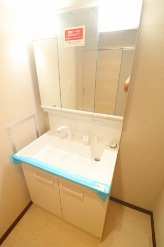 シャワー付き洗面化粧御台：三面鏡タイプで、角度を変えて細部までチェックできる快適な使い心地。　鏡裏にはたっぷりの収納スペースを確保し、化粧品や洗面用品もすっきり整理。