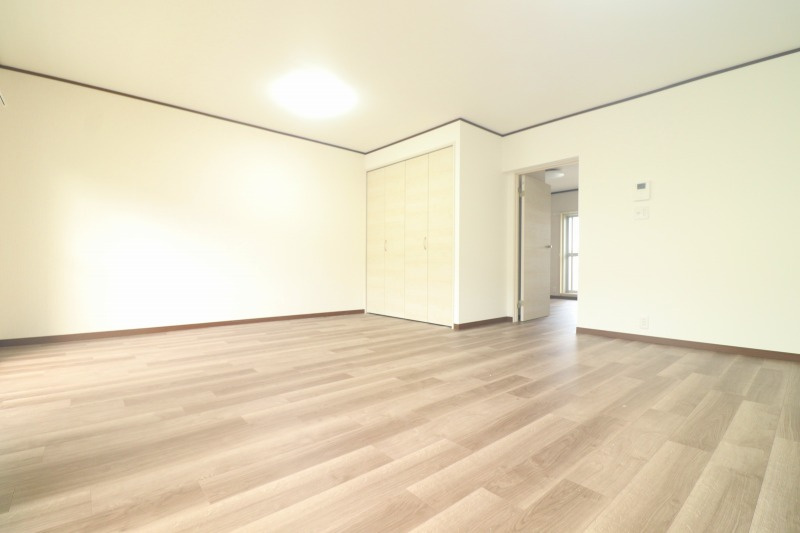 LDKには物入を造作、生活用品もすっきり収納。快適で使い勝手の良い住空間です。