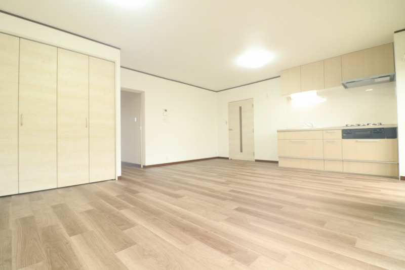 広々としたLDKは家具配置もしやすく、快適な新生活をスタートできる住空間です。