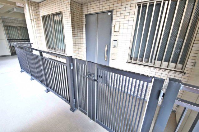 仕切りがあり戸建て感覚で暮らせる玄関ポーチ