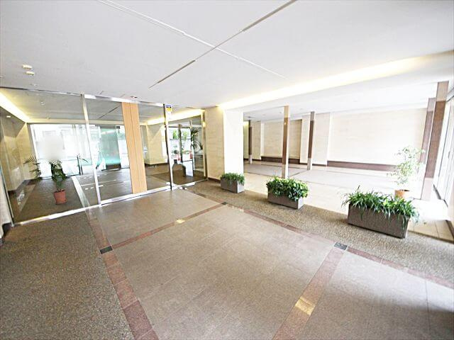 オートロックや宅配ボックスなど安心で便利な設備が整っています