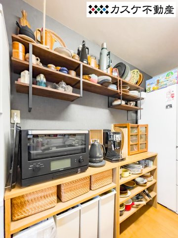 造り付の棚と木製の収納を設置しています。どちらもお渡しする予定です。色とりどりの食器等を置くことで空間のアクセントにもなります。
