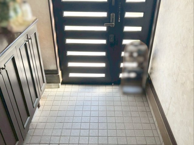採光窓のある玄関ドア！玄関はシューズボックス付きです！