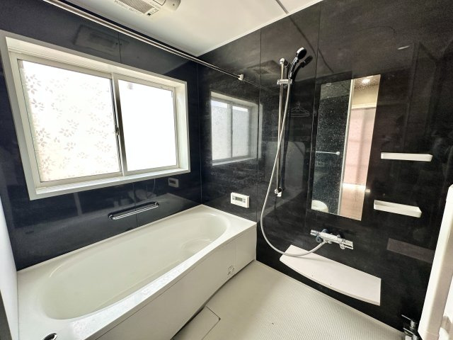 バスルームは、非常にモダンで機能性の高いユニットバススタイルとなっており、快適な入浴タイムを過ごせます。天井に浴室乾燥機が設置されており、雨の日の洗濯にも便利。カビ防止や冬場の寒さ対策にも効果的です。