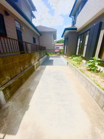 前面道路含む現地写真です