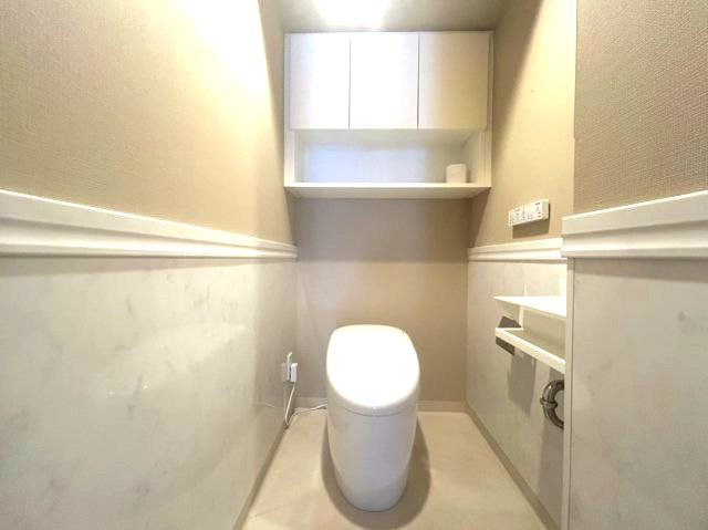 お手入れしやすいタンクレストイレ。トイレットペーパーのストックに便利な上部収納付きです。