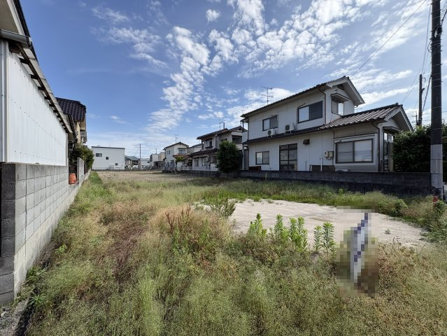 約360坪の広々とした敷地が魅力の更地です。周辺は落ち着いた住宅街となっており、ゆとりある住環境を求める方におすすめです。敷地奥行きがあるため、事業用地など幅広い用途をご検討いただけます。
