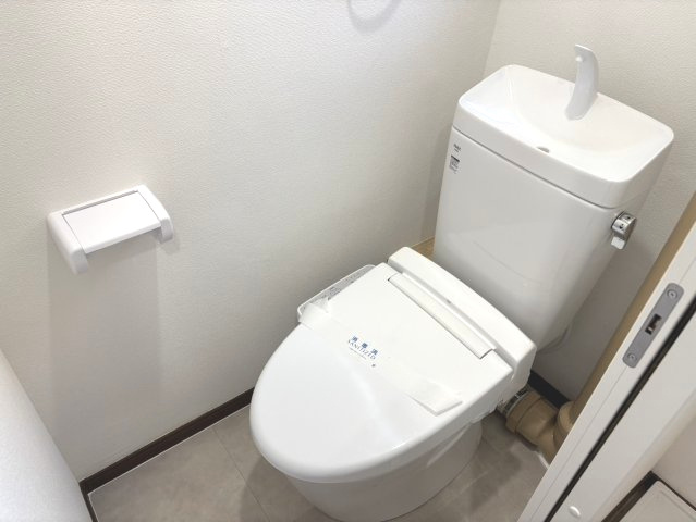 トイレには快適な温水洗浄機能付