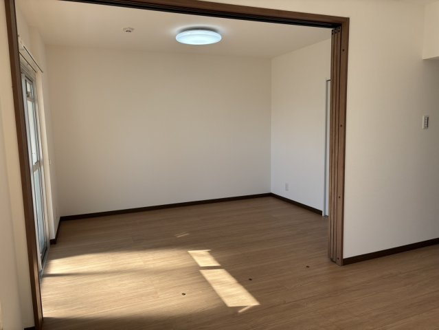 約6帖の洋室。ＬＤＫと引戸で仕切られており、一体として利用することができるお部屋です。