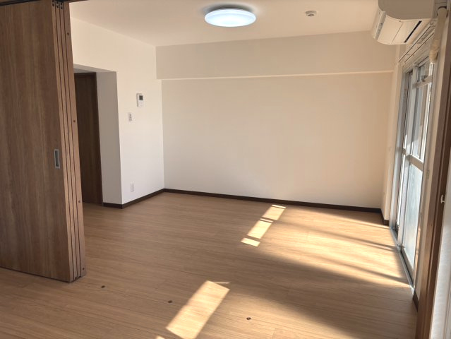 洋室からリビングダイニング方向です