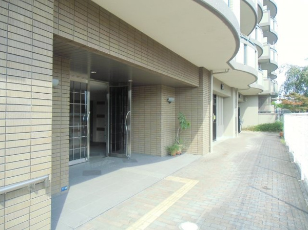 【ロータリーマンション西大津ラクスヒルズの玄関】