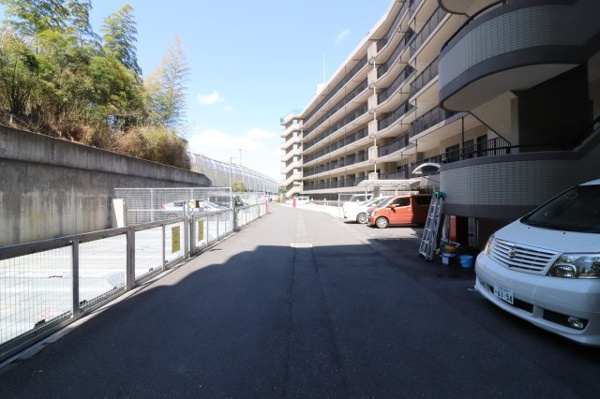 【ロータリーマンション西大津ラクスヒルズの敷地内駐車場】