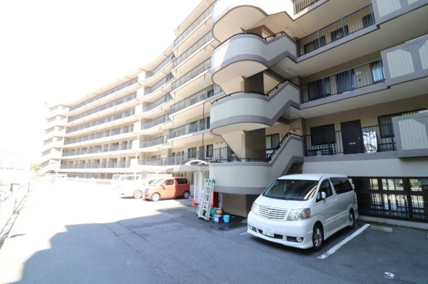 【ロータリーマンション西大津ラクスヒルズの敷地内駐車場】