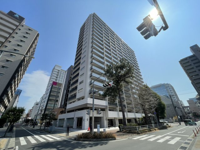 街のランドマークとなる存在感のある外観デザイン。周囲の街並みに調和しながらも、ひときわ目を引く洗練された佇まいが魅力です。駅周辺の利便性を享受しつつ、快適な都市生活を実現できる魅力的なマンションです。