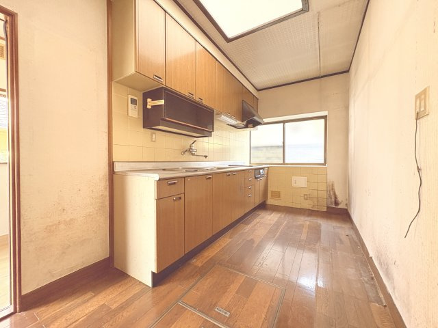 壁付けタイプのキッチンは作業スペースが広く、効率よく家事が行えます。収納も豊富で調理器具や食器をすっきり整理可能。窓があり換気もしやすく、明るい空間でお料理が楽しめます。配膳や後片付けもスムーズです。
